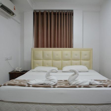 Saasha City Hotel Colombo Esterno foto