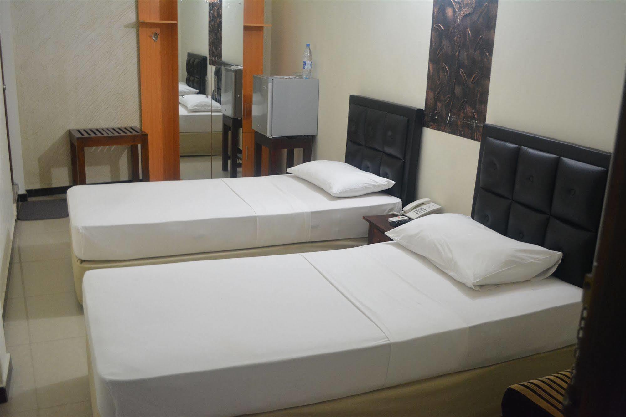 Saasha City Hotel Colombo Esterno foto