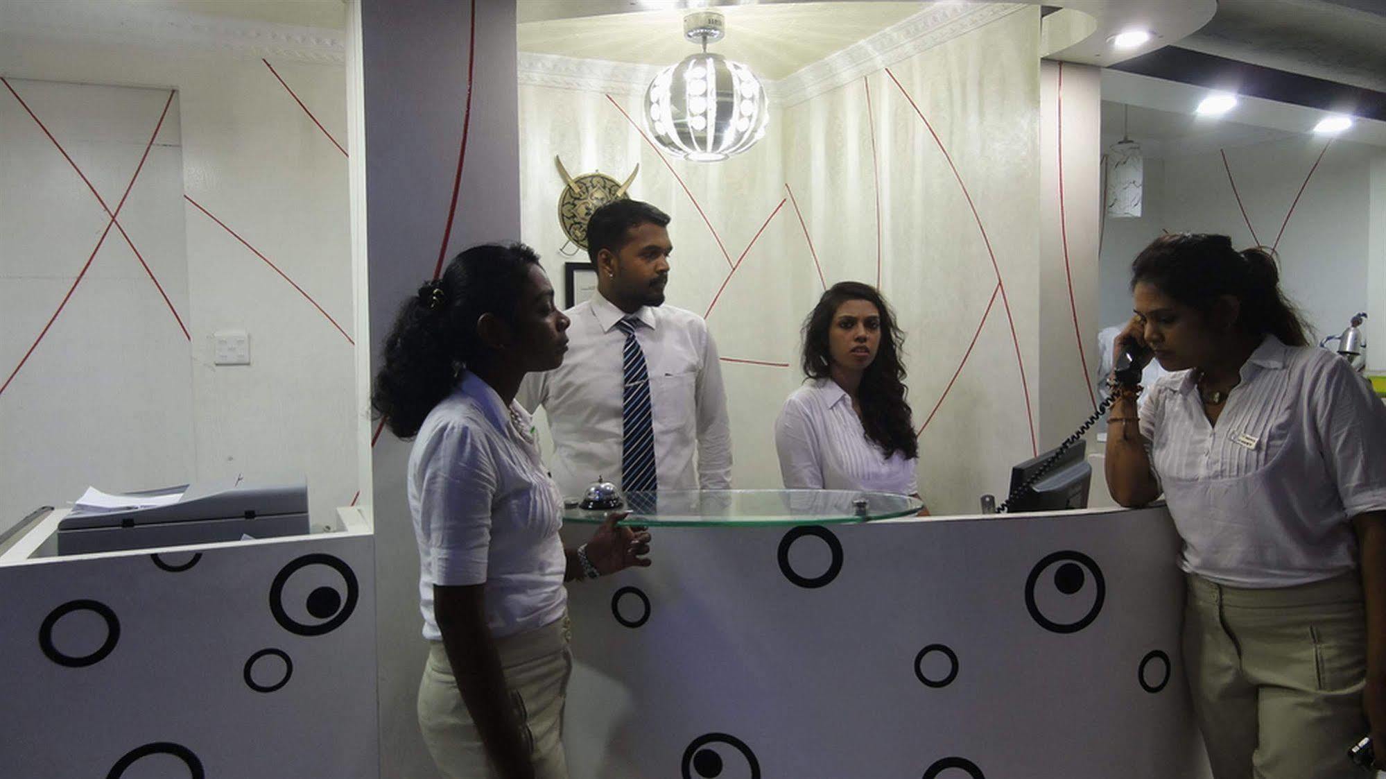 Saasha City Hotel Colombo Esterno foto