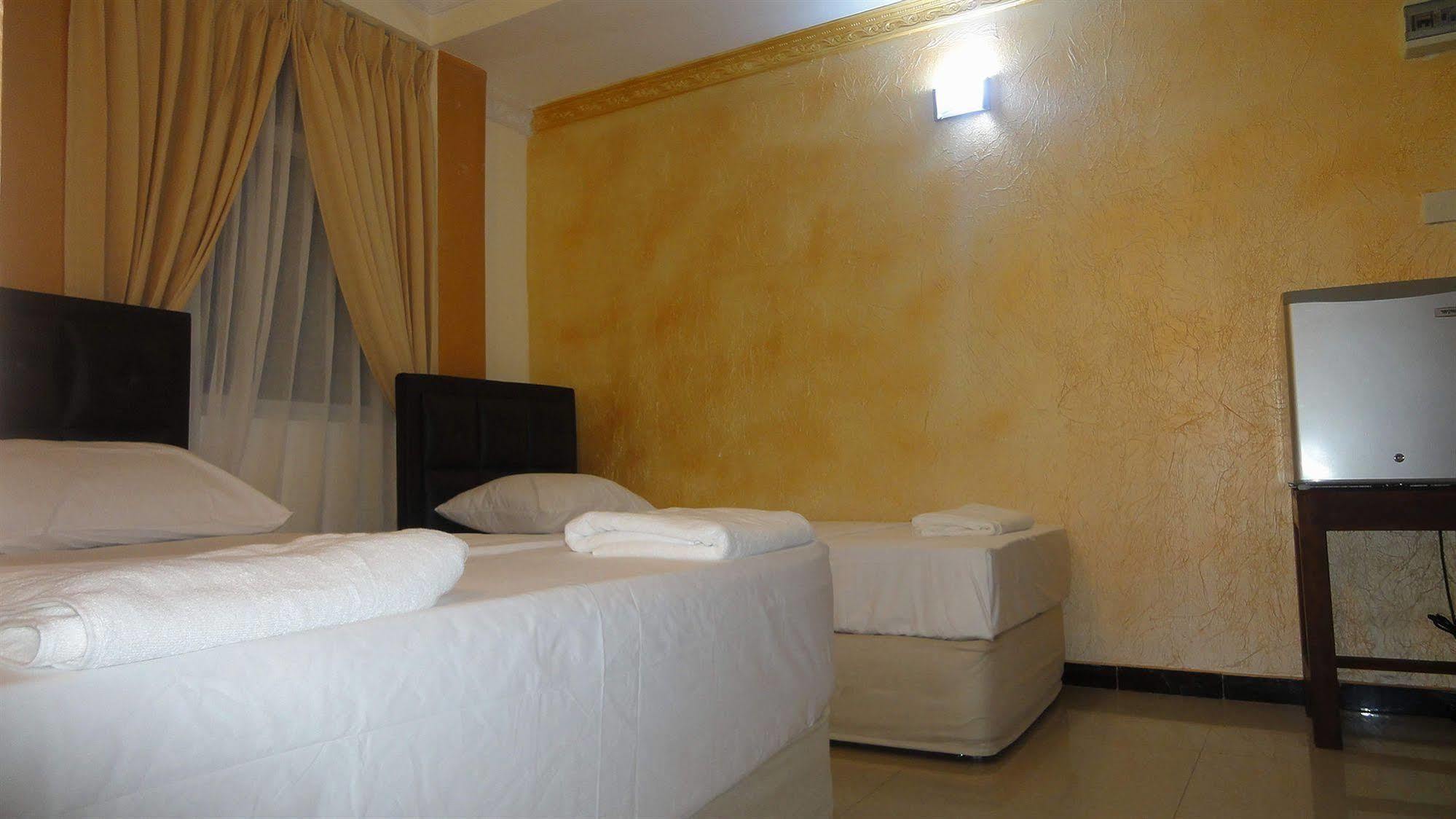 Saasha City Hotel Colombo Esterno foto