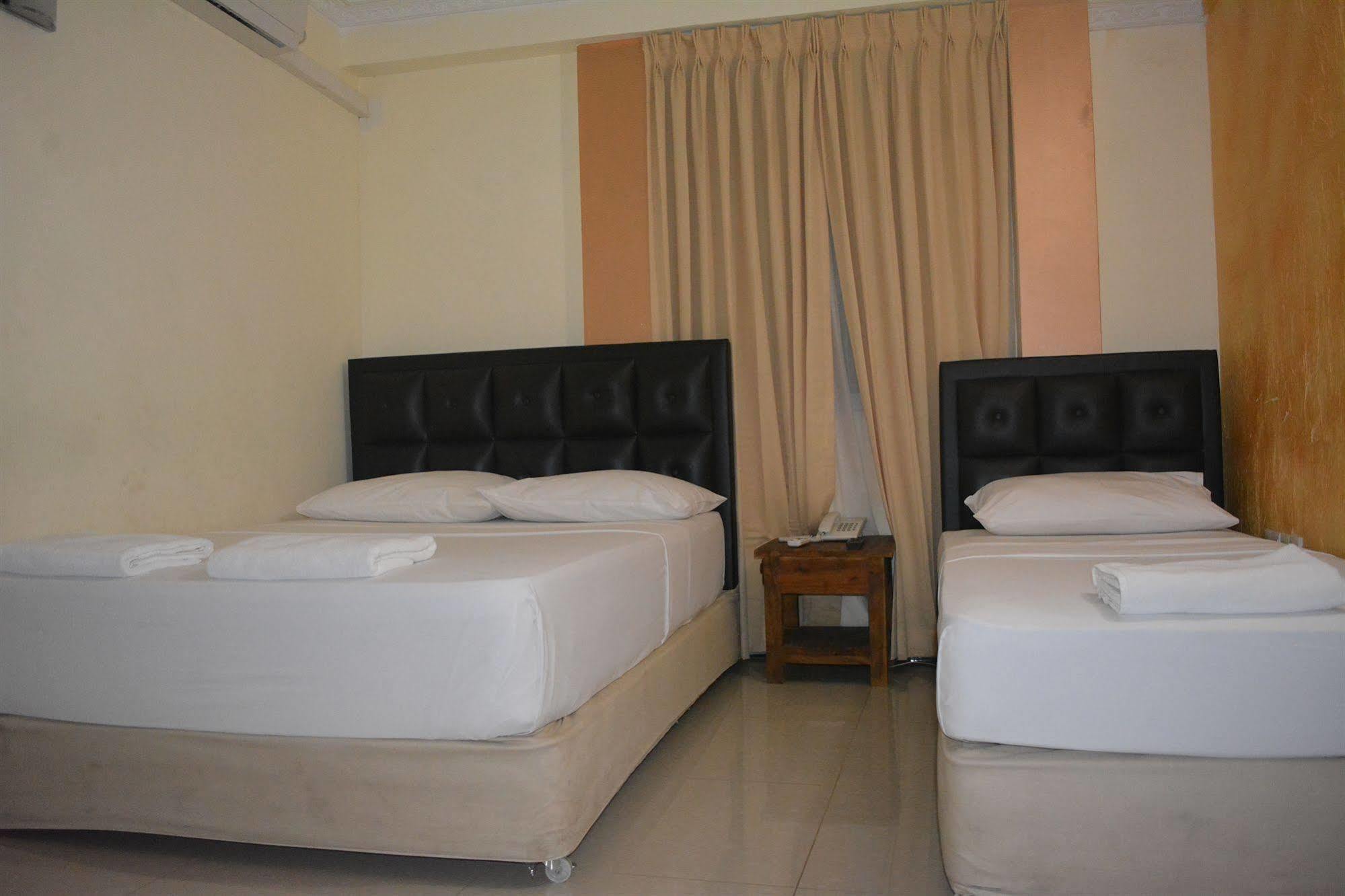Saasha City Hotel Colombo Esterno foto
